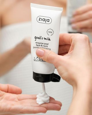 Jemný peeling, který ví, co dělá... Kozí mléko enzymatický peeling odstraní odumřelé buňky bez drhnutí, pleť krásně...