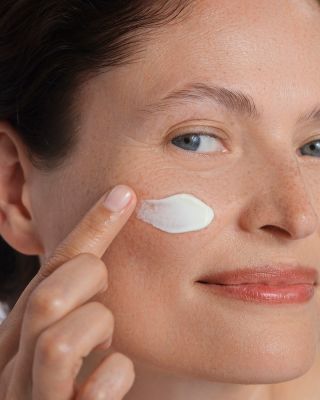 ✨ Když pleť začne ztrácet pružnost a objevují se první i hlubší vrásky, je čas dopřát jí cílenou péči... Řada MED...