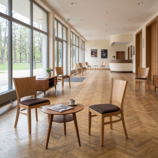 Údržba a jarní servis: Jak ošetřit stovky židlí po sezóně plesů, aby sál vypadal stále jako nový