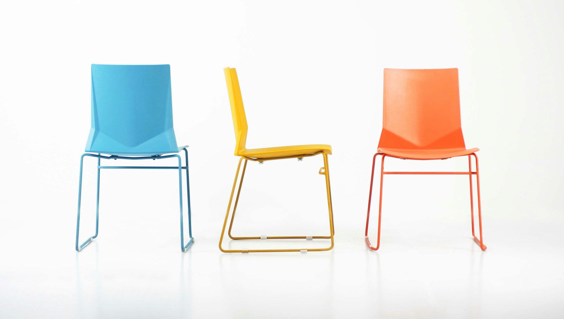 Jak vyčistit plastové židle a stoly? Tipy pro interiér i zahradní nábytek