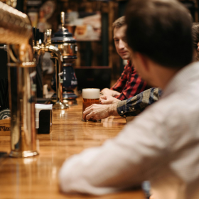 Psychologie sezení u baru: Jak typ a výška barové židle ovlivňuje chování hostů