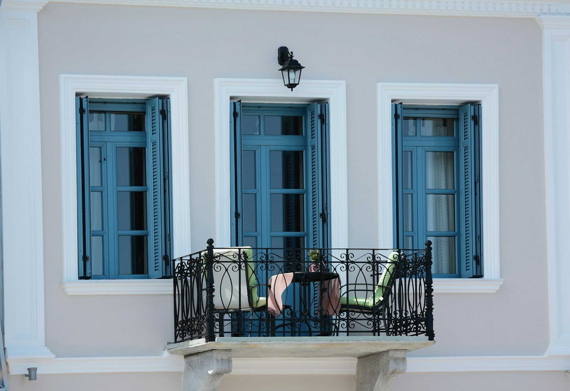 Jak zařídit malý balkon? 5 chytrých triků, které ho promění v oázu