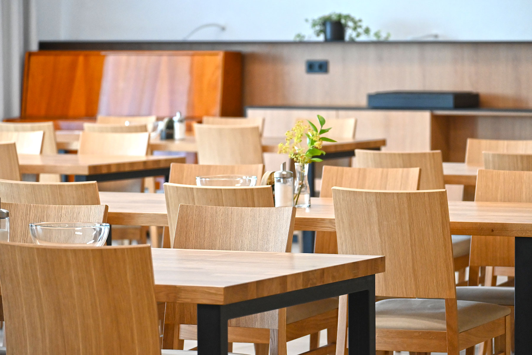 Dřevěné stoly a židle v restauraci Rumburak