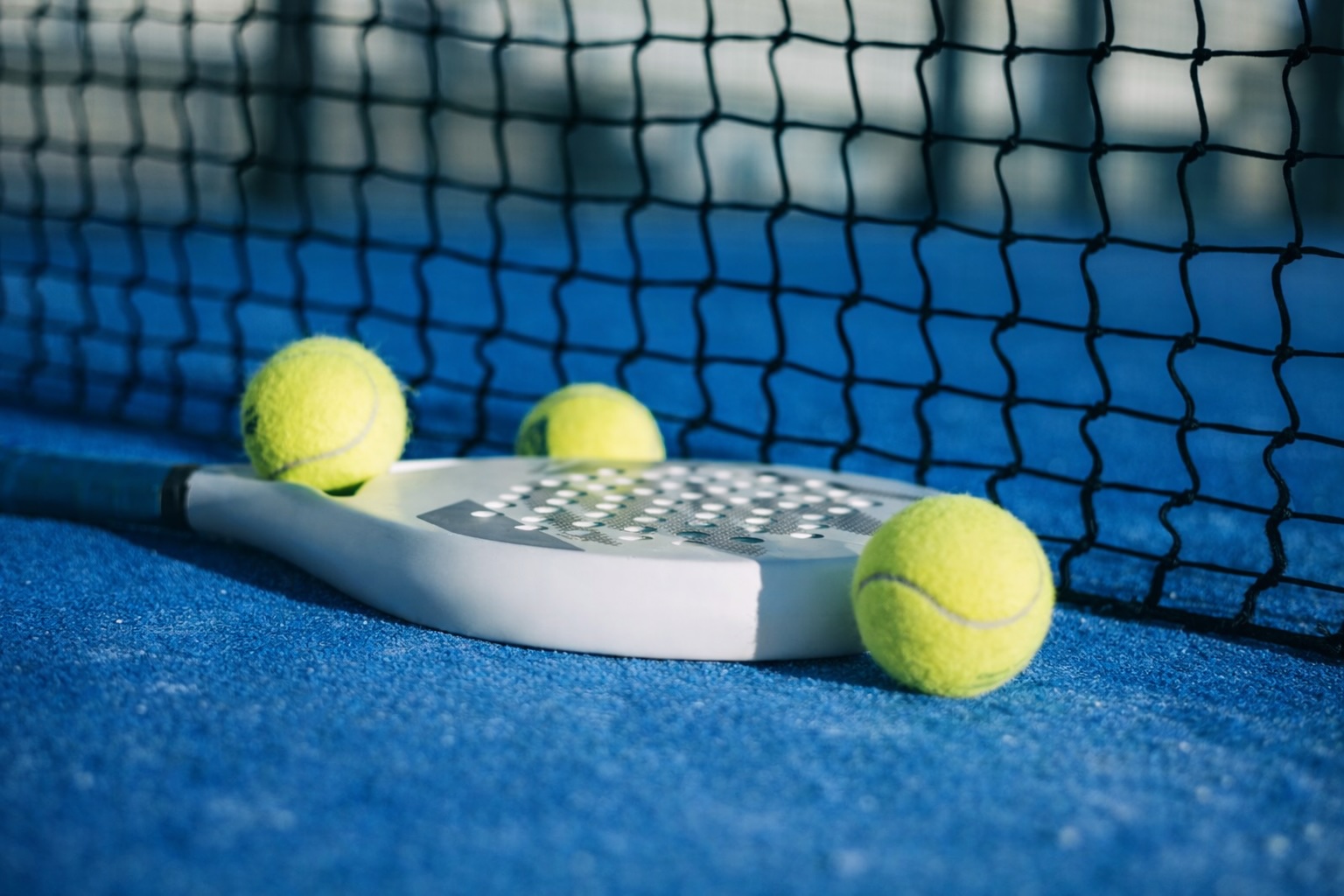 Testování padel rakety na kurtu