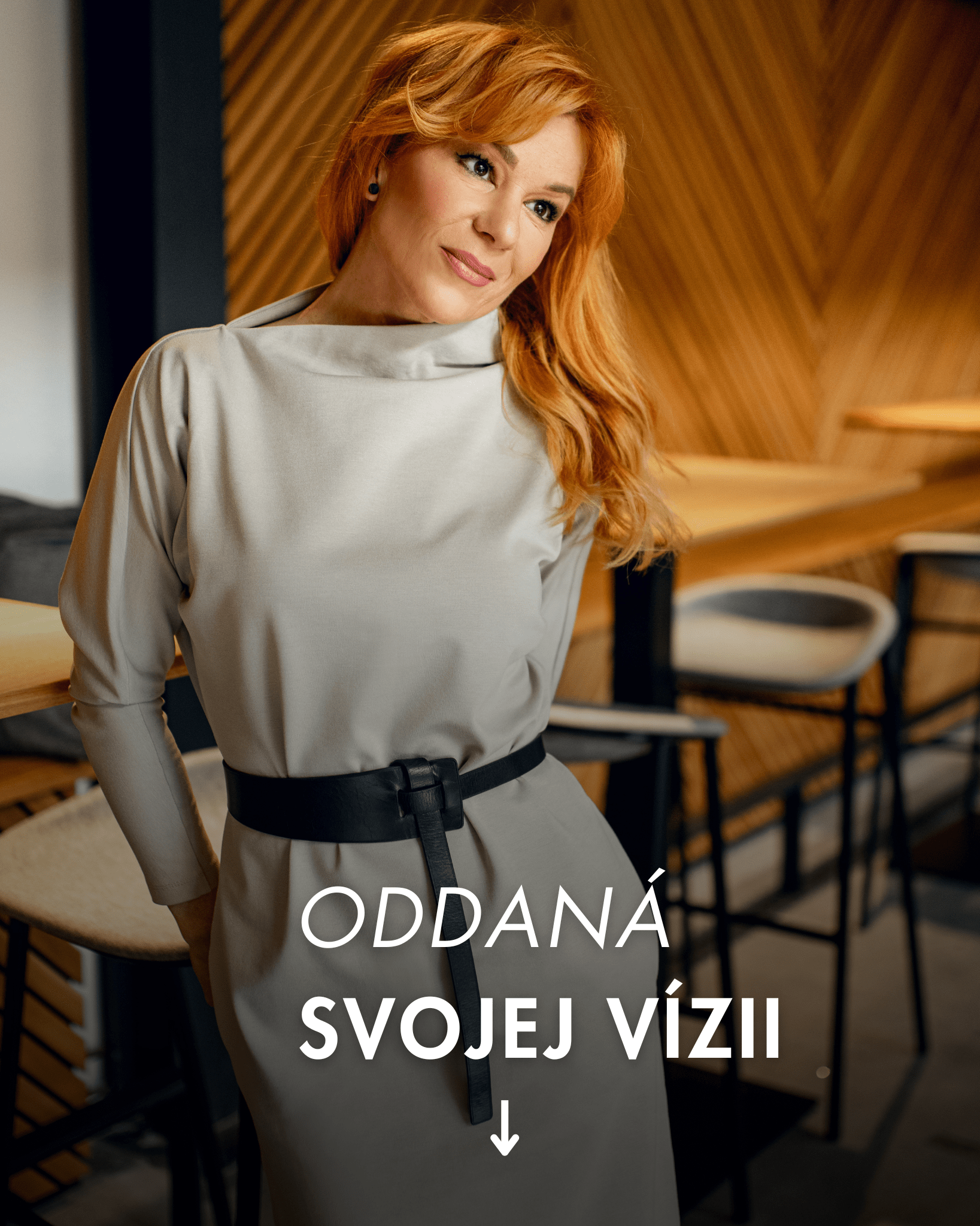 ÚPLETOVÉ ŠATY S ASYMETRICKÝM STOJAČIKOM