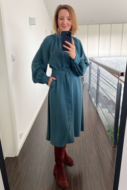 ŠATY S NARIASENÝM RAGLÁNOVÝM RUKÁVOM