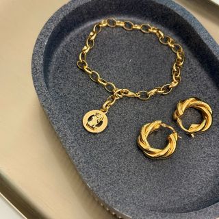 Jemné linie, decentní lesk a nadčasová elegance. Šperky Thomas Sabo podtrhnou vaši ženskost bez zbytečné okázalosti ✨ 👉...