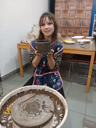 Točíme, tvarujeme a tešíme sa ✨ Takto krásne sa na keramickom kruhu pod rukami šikovnej Nelky zrodila vyššia miska.👏👏👏...