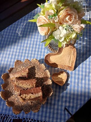 V tento výnimočný a slávnostný deň nechýba ani skutočný klenot medzi dezertmi – torta Opitý Izidor, ktorú s precíznosťou a...