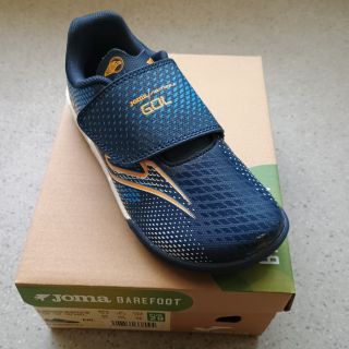 🌟 Dlouho očekávaná novinka je konečně tady! Představujeme vám Barefoot TURFY Joma, které nyní nabízíme do velikosti 34. 👟...