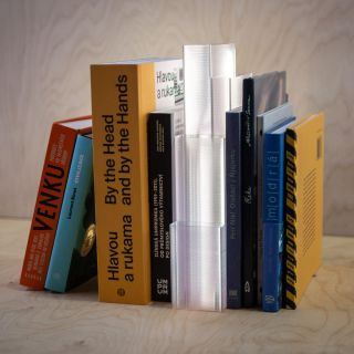 Bohuslav 2 Nepřehlédnutelný jako Hotel Avion. Bohuslav 2 svítí mezi knihami podobně, jako Avion vystupuje z uliční řady,...