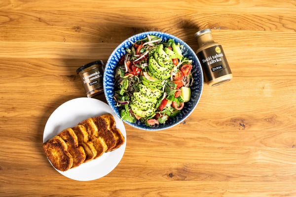 Soba salát se svěží tahini zálivkou a křupavým tofu do 15 minut