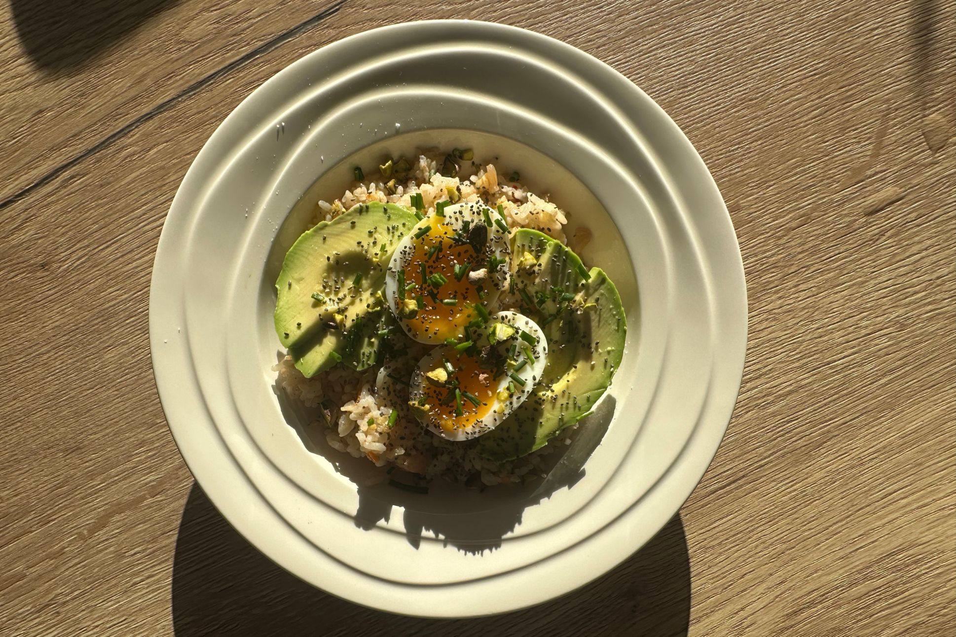 Kimchi fried rice s avokádem a vejcem naměkko – Rychlý pokrm plný chuti pro každodenní chvíle!
