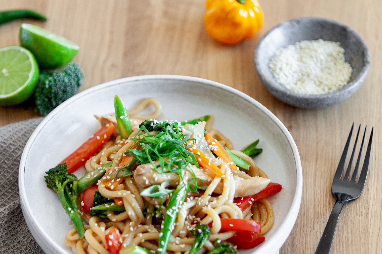 Jednoduché udon nudle s hoisin omáčkou