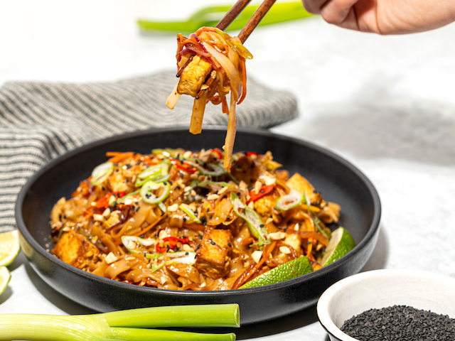 Autenticky thajské pad thai s kuřecím masem