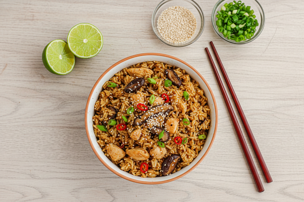 Smažená rýže s kuřecím masem a shiitake pestem