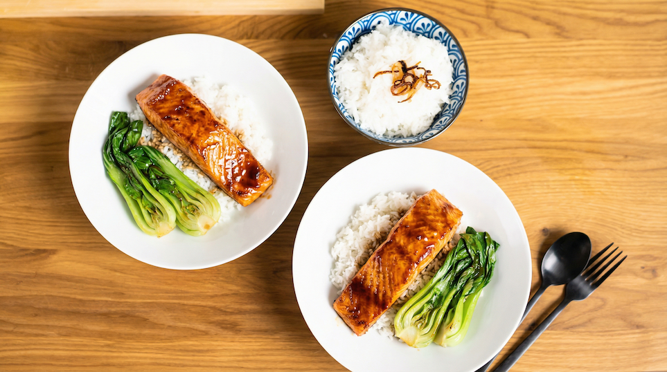 Losos s omáčkou teriyaki, pak choi a rýží
