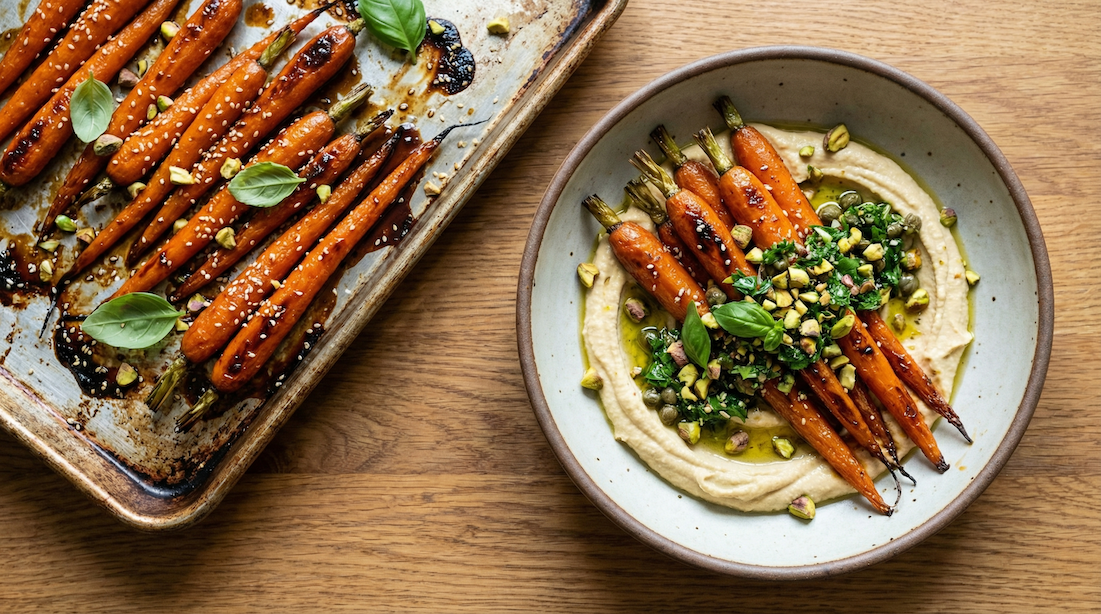 Pečená mrkev v teriyaki glazé s hummusem a salsou verde