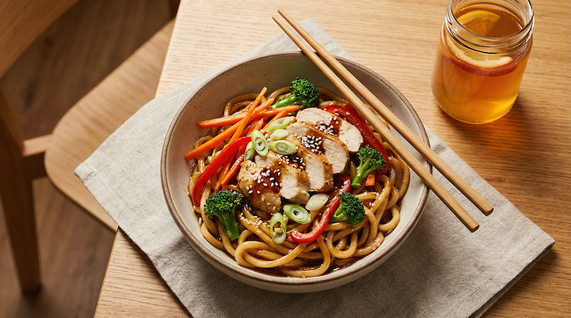 Udon nudle s kuřecím masem a hoisin omáčkou