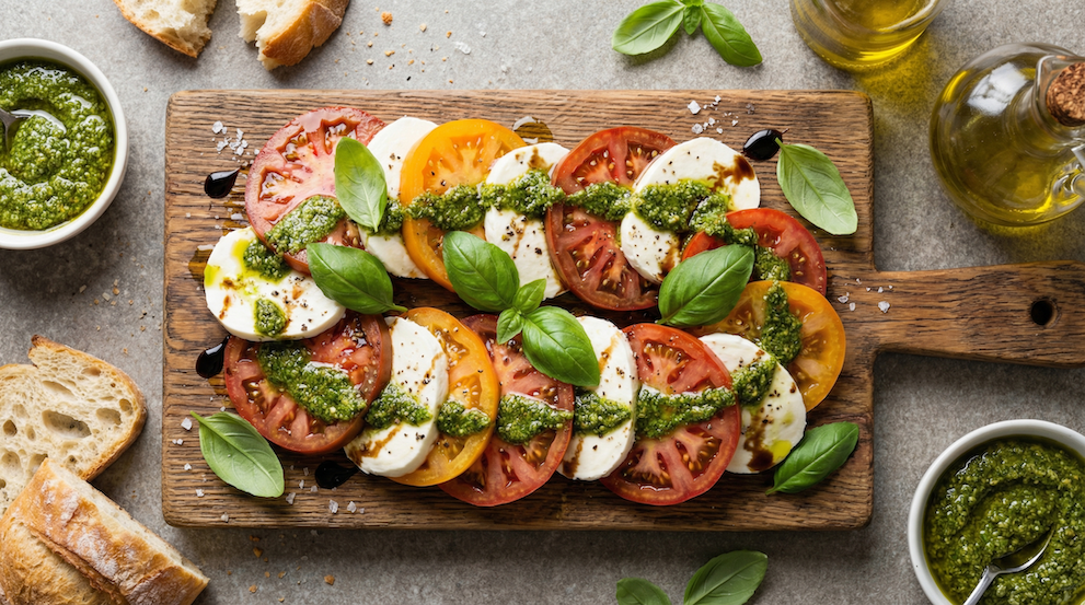 Salát Caprese s bazalkovým pestem