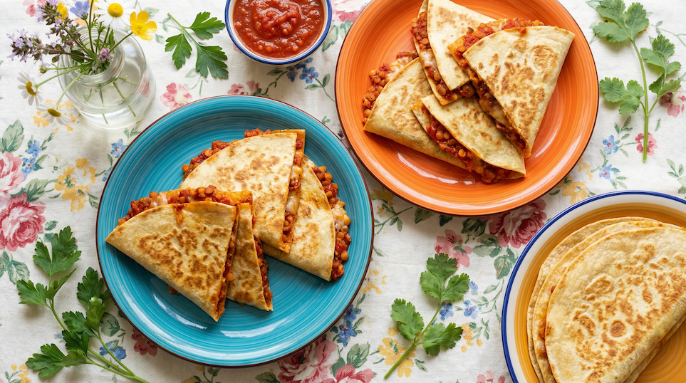 Jednoduché tortilly s červenou čočkou, rajčatovou omáčkou a sýrem