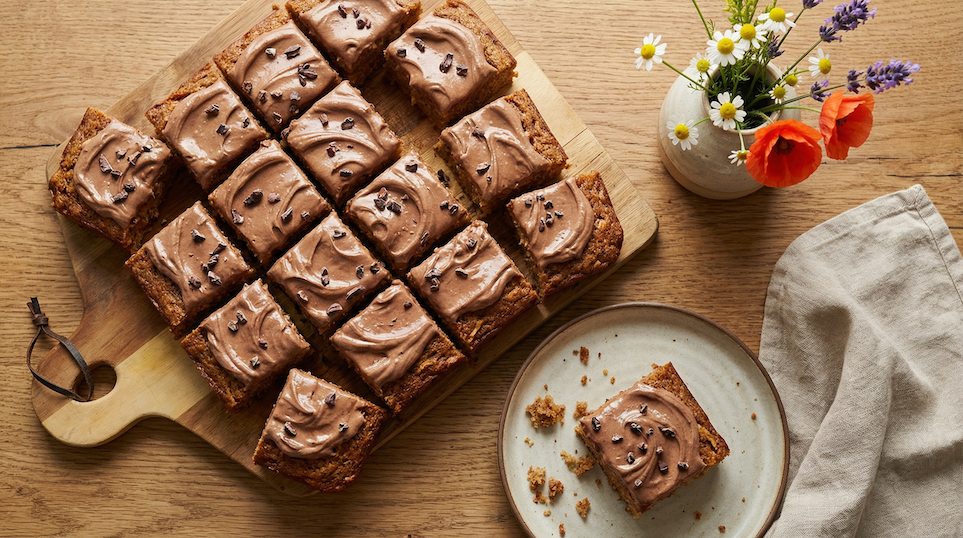 Rychlá jablečná buchta s kakaovo-oříškovým krémem