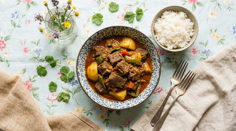 Jednoduché rendang kari s hovězím a rýží