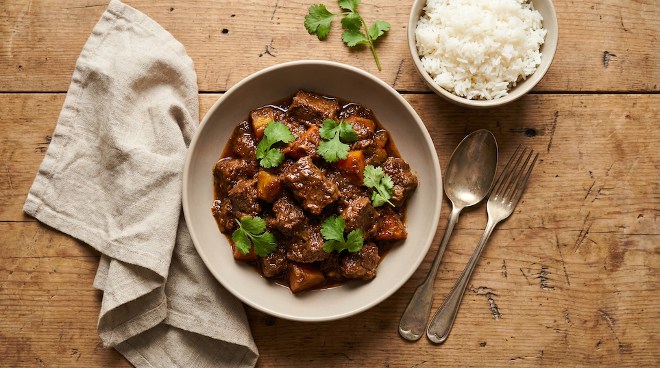 Rendang kari s marinovaným hovězím masem a rýží
