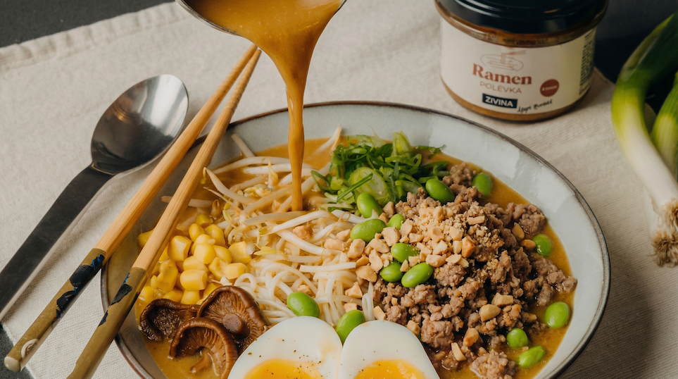 Arašídový ramen s mletým masem