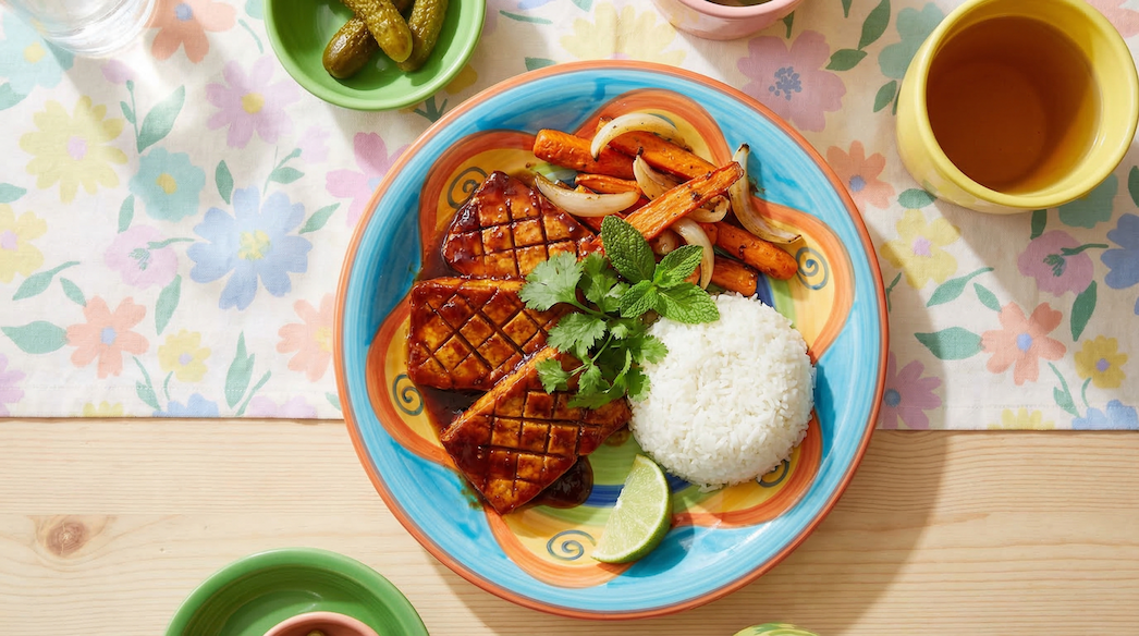 Šťavnaté pečené tofu se zeleninou a rýží