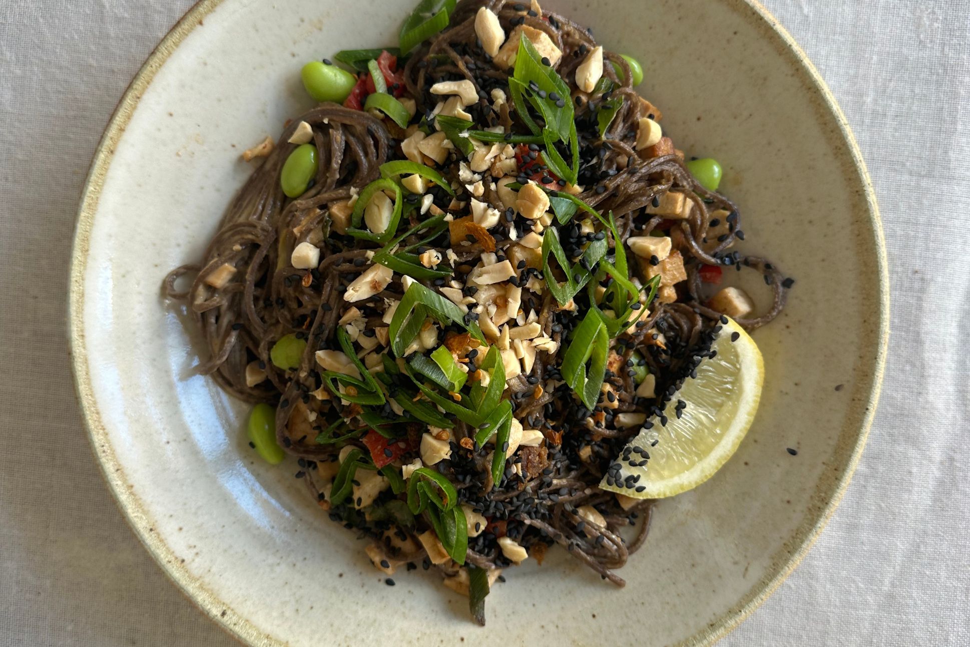 Soba nudle s restovanou zeleninou a krémovou arašídovou omáčkou