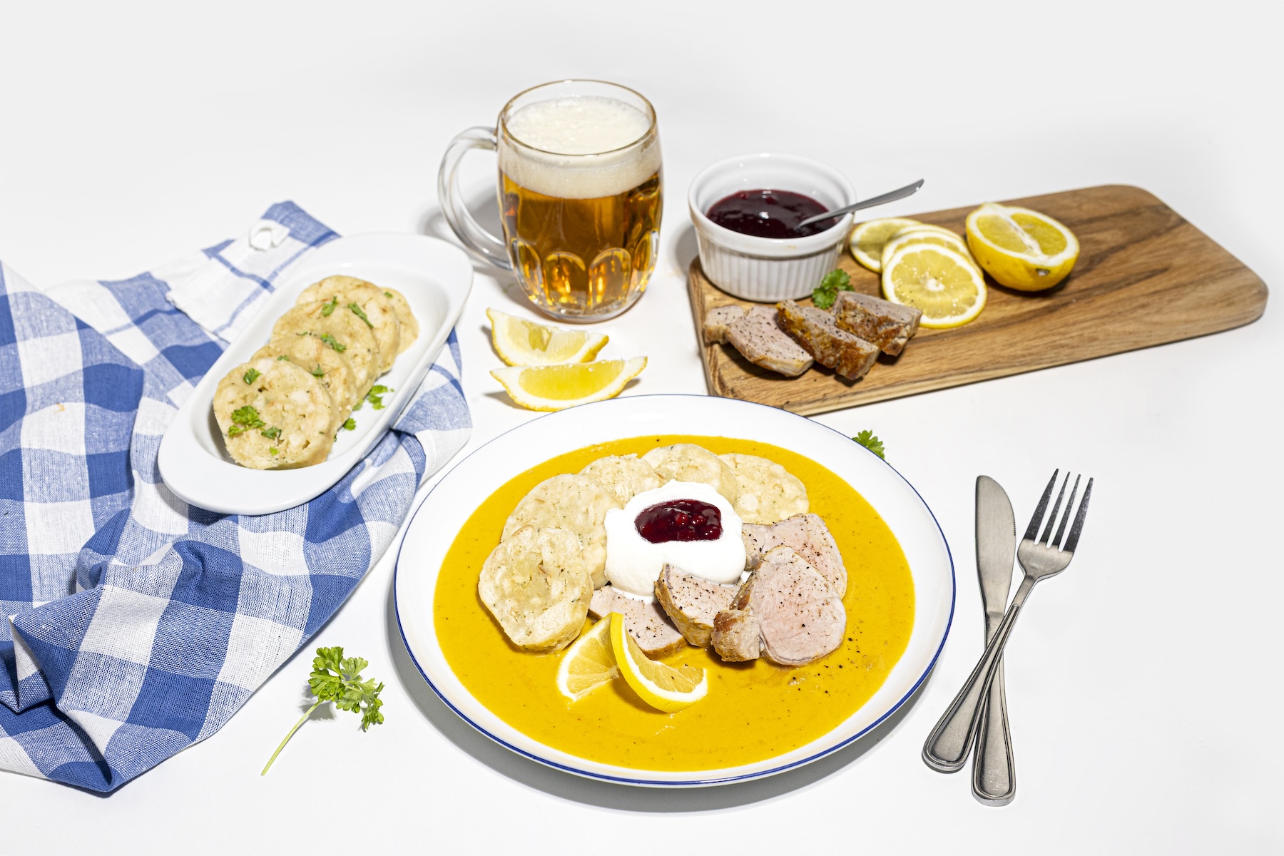 Jednoduchá svíčková s houskovým knedlíkem