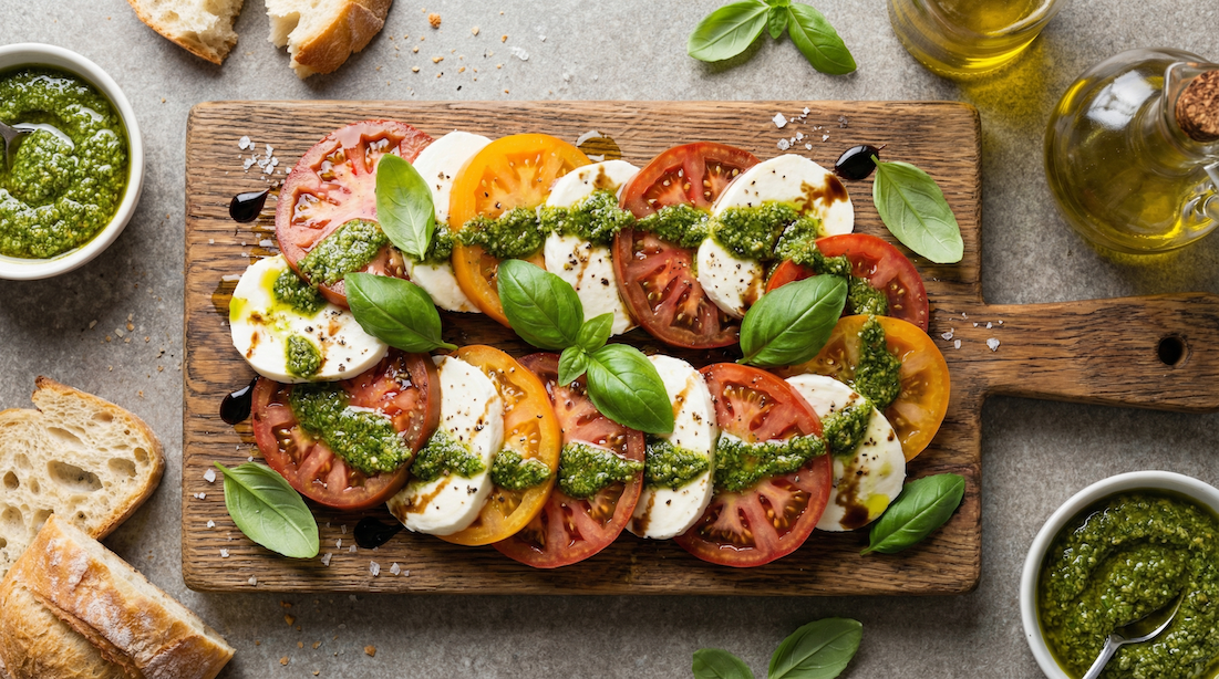 Salát Caprese s bazalkovým pestem