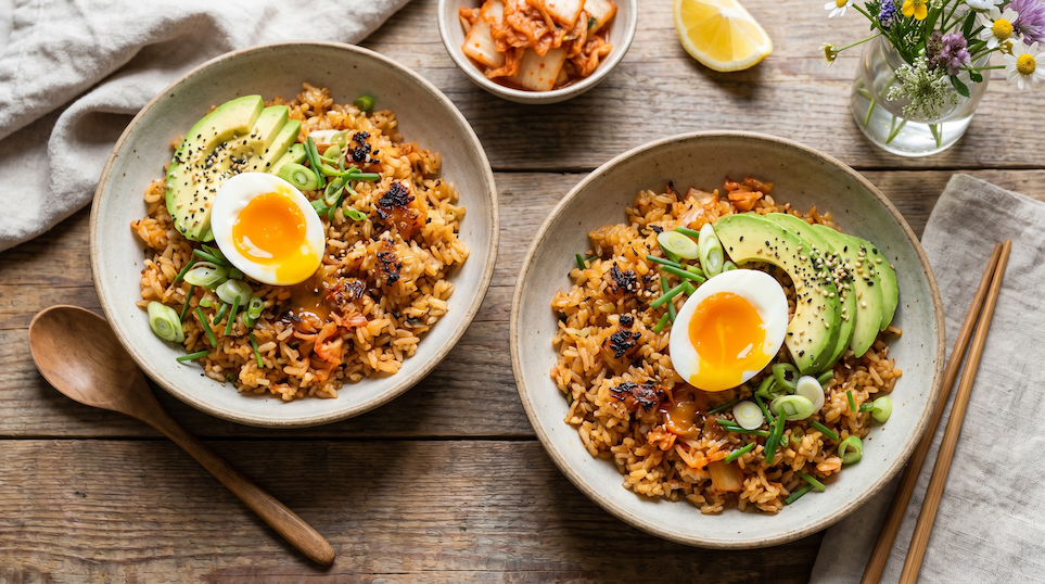 Kimchi fried rice s avokádem a vejcem naměkko