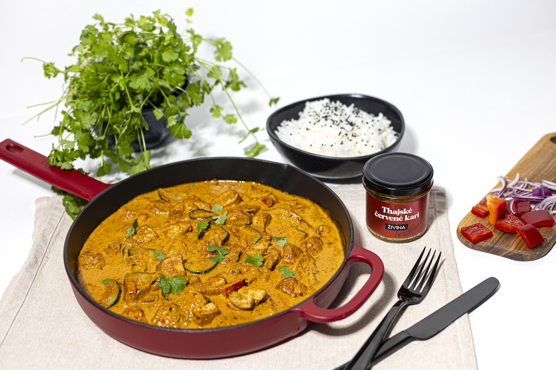 Thajské kuřecí kari s marinovaným masem a rýží