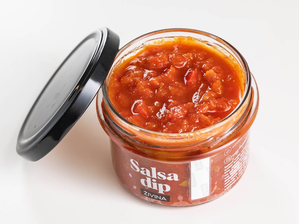 Salsa dip bez cukru je hustá rajčatová omáčka vyrobená v Přerově. Díky výrazné chuti je skvělým pomocníkem na vaření. Do tortily, k nachos nebo do salátů.