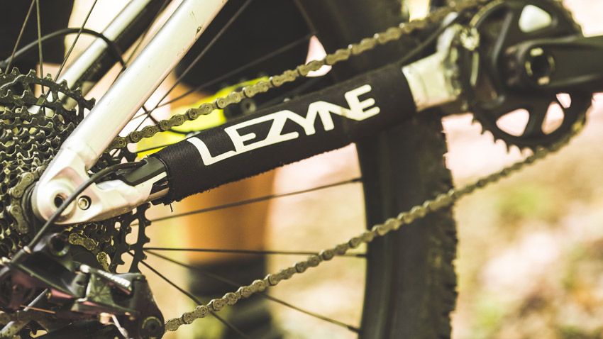 Ochrana rámu bicykla pred kameňmi, poškrabaním a oderom