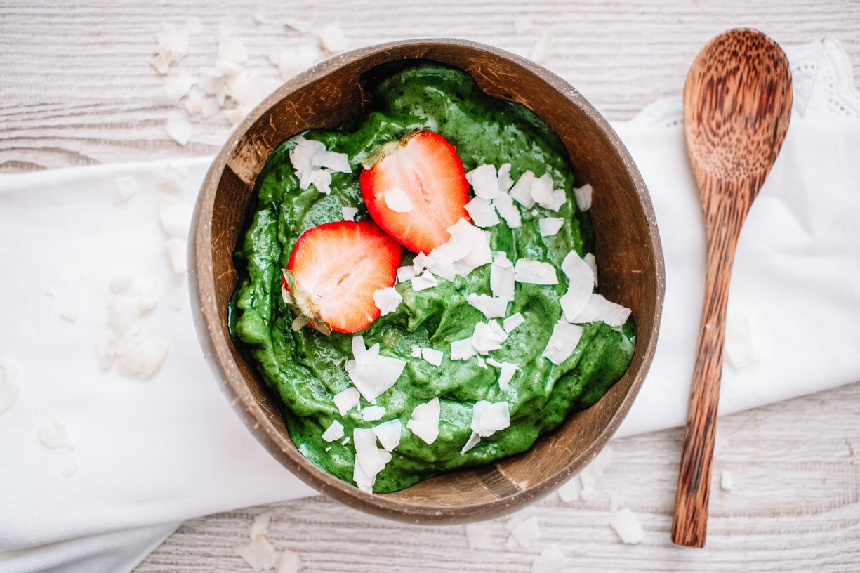 ZELENÁ SMOOTHIE BOWL SE SPIRULINOU