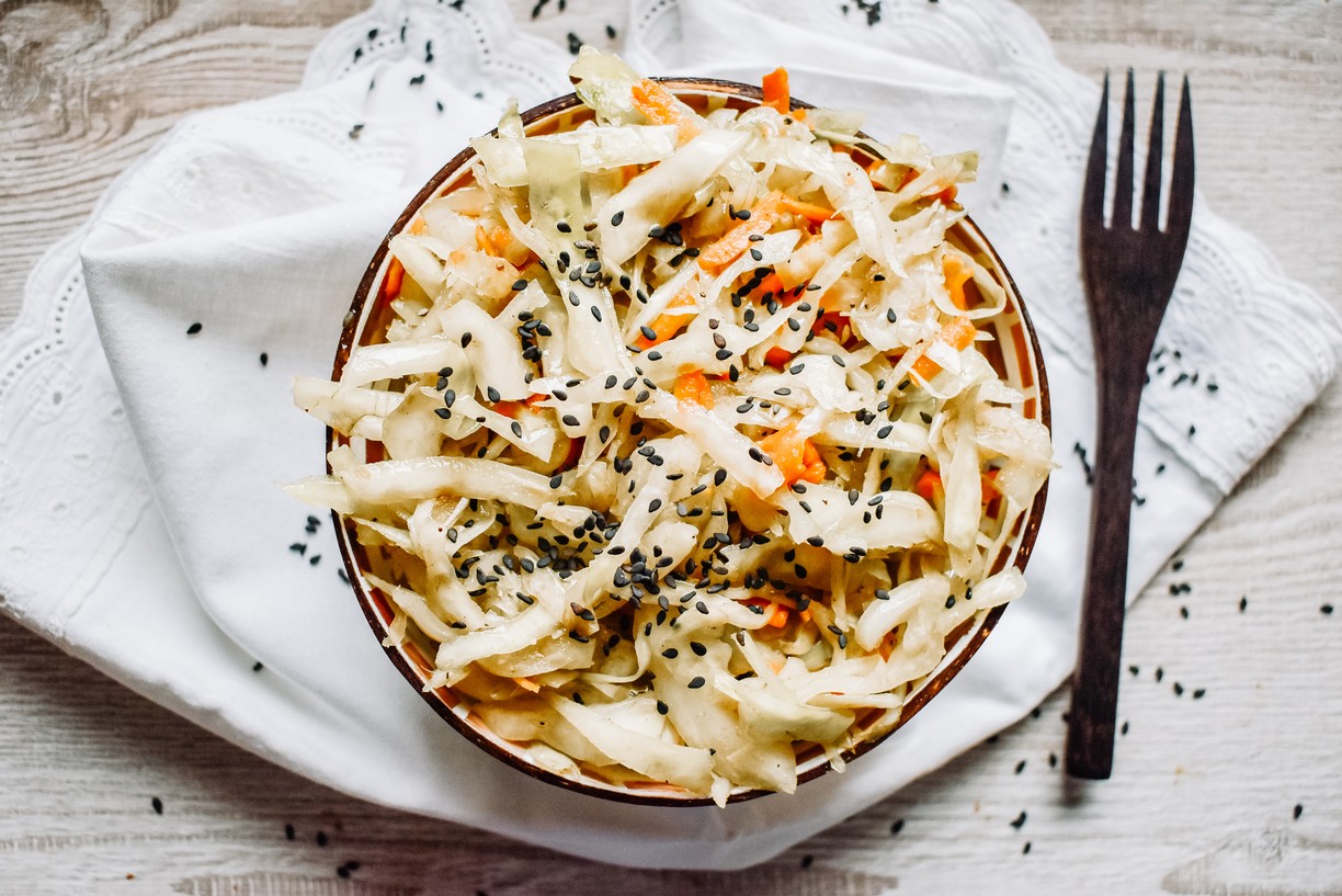 ZELNÝ SALÁT S ČERNÝM SEZAMEM