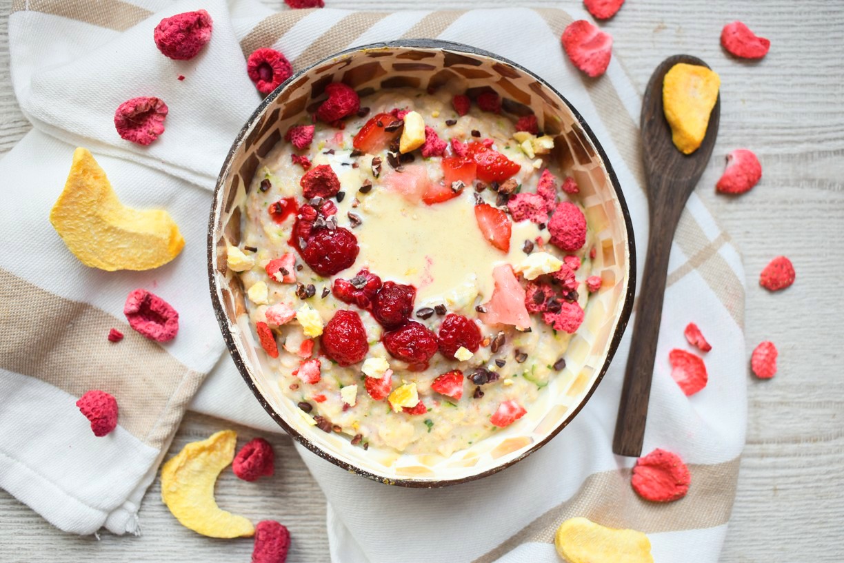 BÍLÁ OVESNÁ S LYO JAHODAMI A MALINAMI