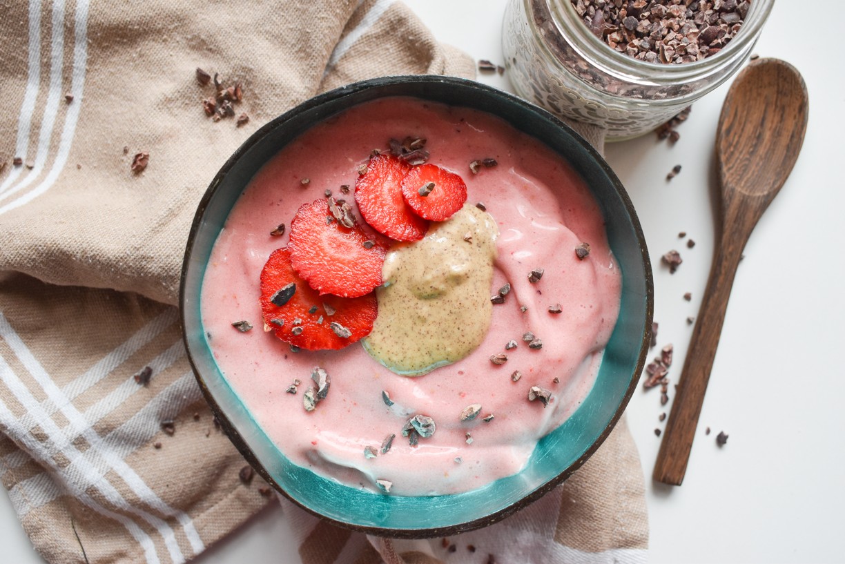 JAHODOVO-ANANASOVÁ SMOOTHIE BOWL