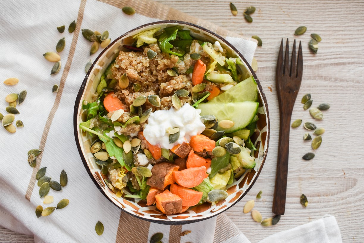 BATÁTOVÁ BUDDHABOWL S QUINOOU A SKOŘICÍ