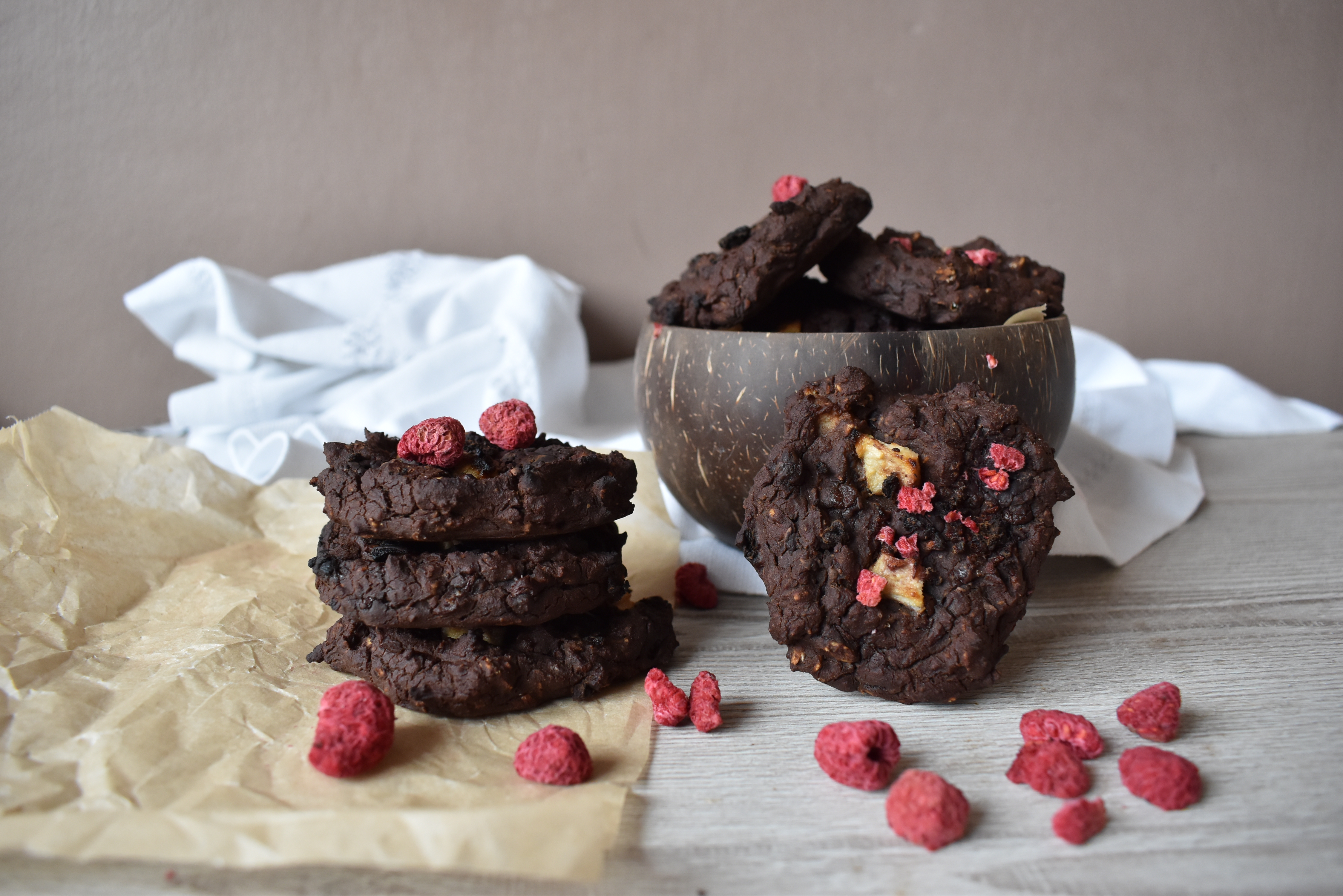 ČOKOLÁDOVÉ COOKIES S HRUŠKOU A LYO MALINY