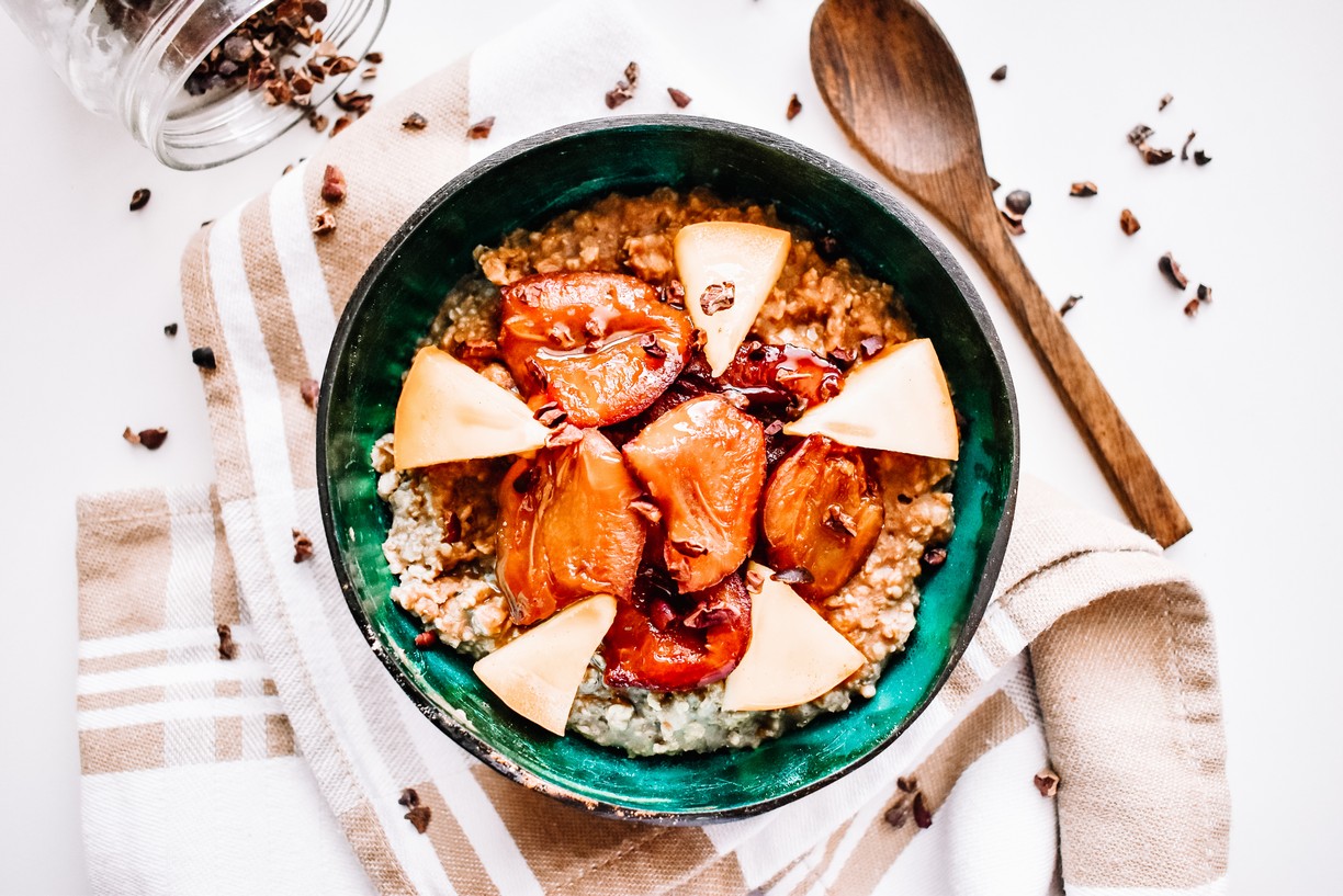 KAŠE S OPEČENÝMI ŠVESTKAMI A KAKI