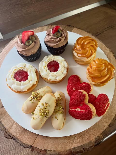 Výběr zákusků, cupcakes, tartaletek a červených srdíček
