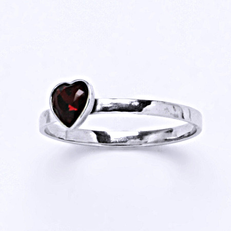 Stříbrný dětský prsten s krystalem Swarovski - červené srdíčko Velikost: Velikost 44