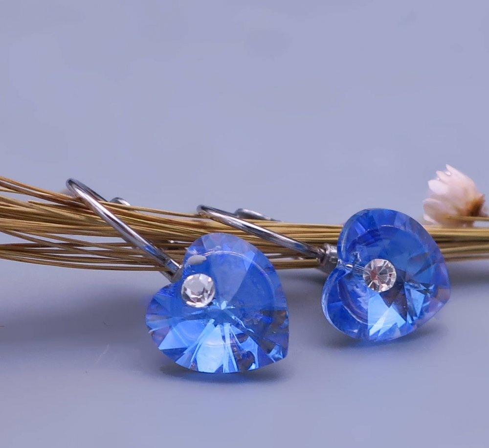 Dívčí náušnice z chirurgické oceli - srdíčka se světle modrým krystalem Swarovski