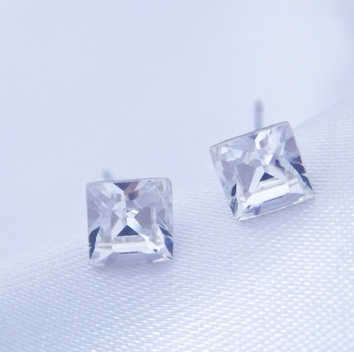 Ocelové náušnice čtverečky s čirými krystaly Swarovski Rozměry: Velikost 4 mm