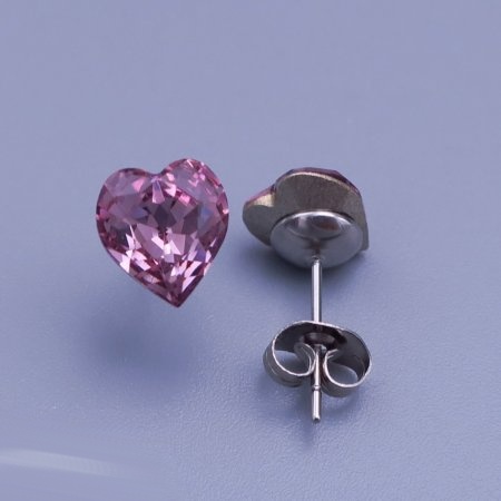 Náušnice z chirurgické oceli - srdíčka s fialovým krystalem Swarovski