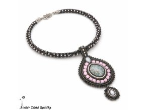 náhrdelník Několik odstínů šedi AI